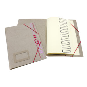 Carpeta A4 de cartón reciclado con separadores, tarjetero y goma