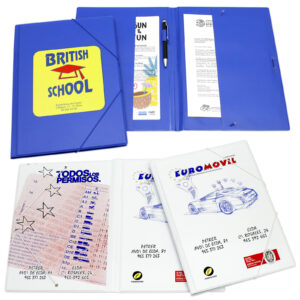 Carpeta con bolsillos y cierre goma.